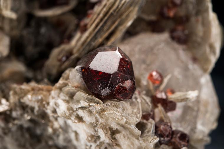 SPESSARTINE on MUSCOVITE